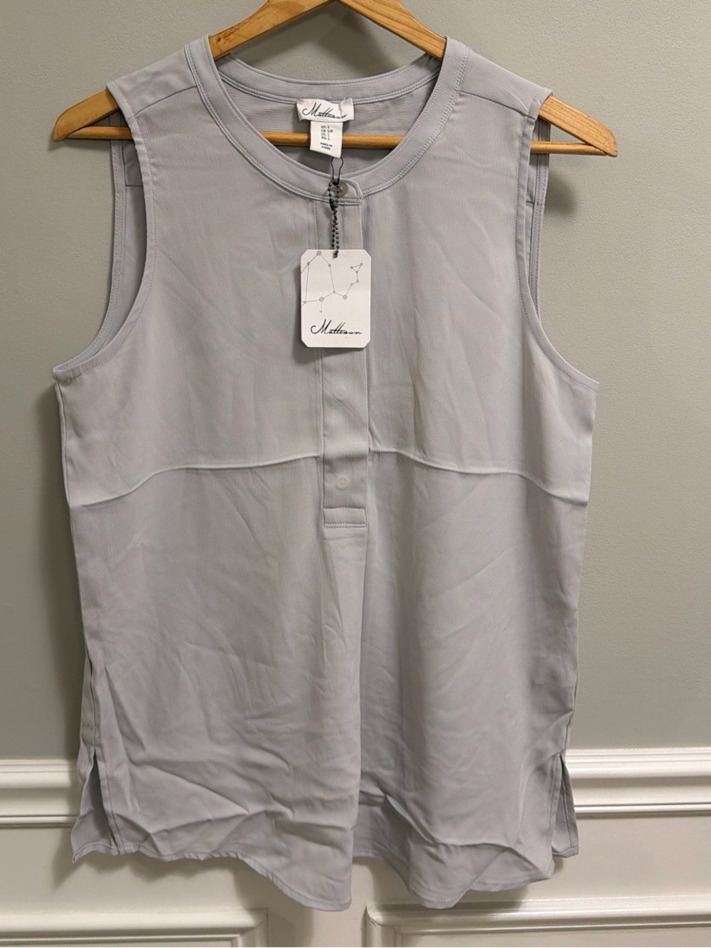 Matteson Sleeveless Round-Neck Tank Top in Light Gray